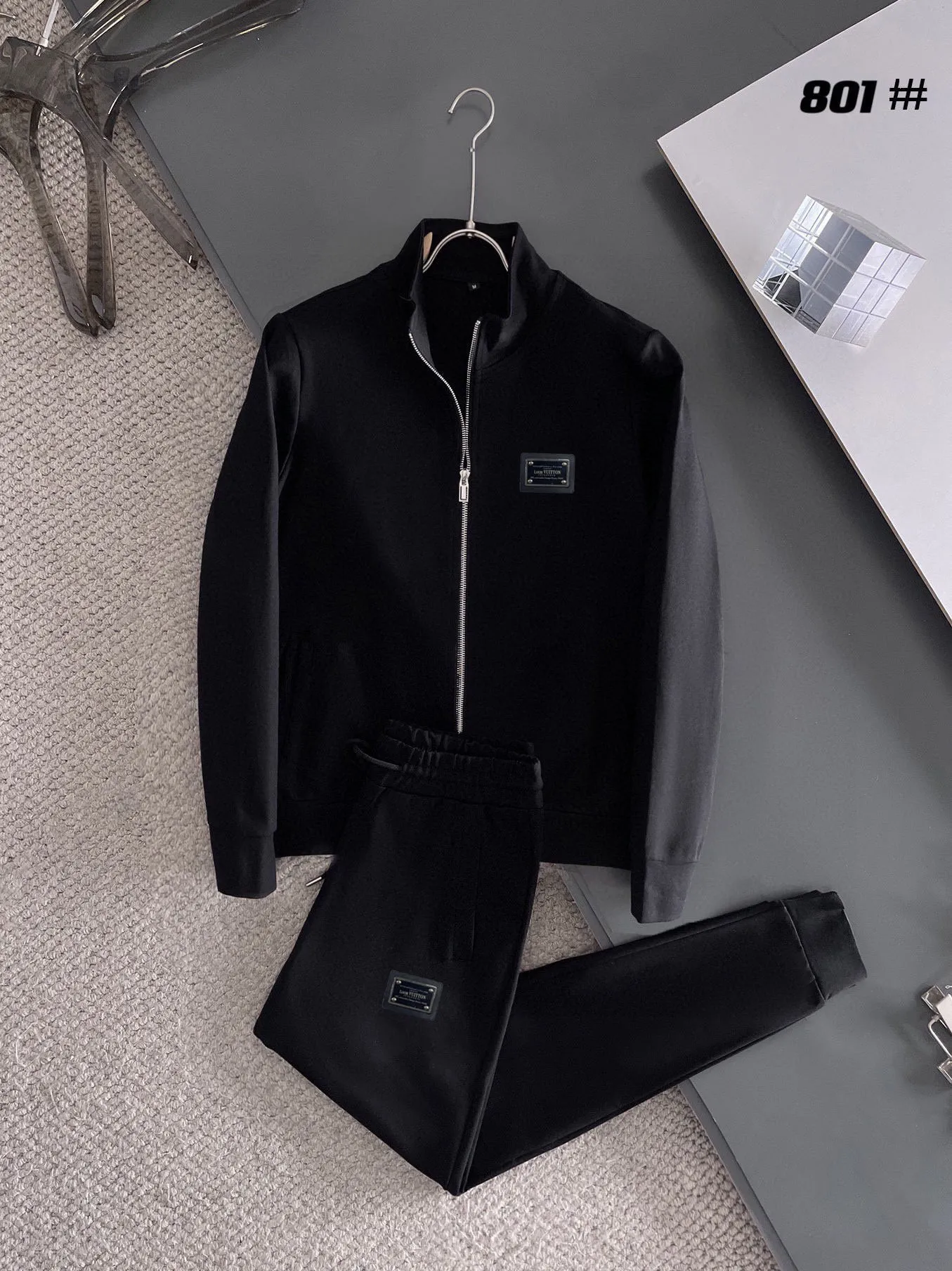 🅿️420 [LV Louis Vuitton] (Fat Man Gospel) hot-selling suit is coming. Focus on the original version of the official website. 2025 new hot-selling cardigan sweater suit. The original order is the best. 🇭🇰The meticulous work of top designers is dedicated to a fitting and perfect upper body effect. All-natural high-quality Roman cotton 100%, close-fitting comfort, noble and elegant! Original hardware embodies elegance and nobility! Counter size: M-5XL (maximum wear up to 220 pounds)